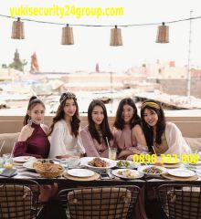 Hội bạn thân xinh đẹp, toàn du học sinh của 2 chị em hot girl Lào gốc Việt